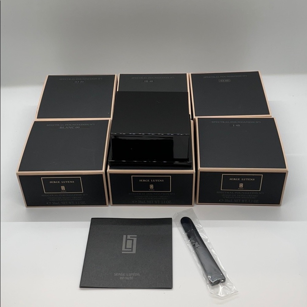 Serge Lutens foundations - Picture 2 of 4